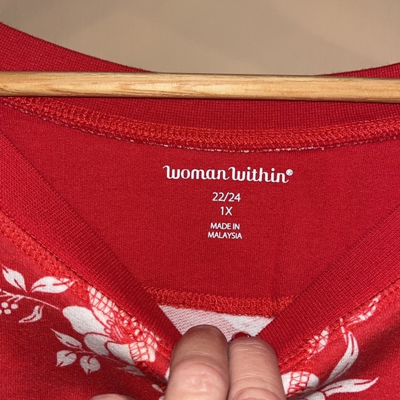 Woman within red floral sweatshirt size 22/24 1X - Picture 2 of 5
